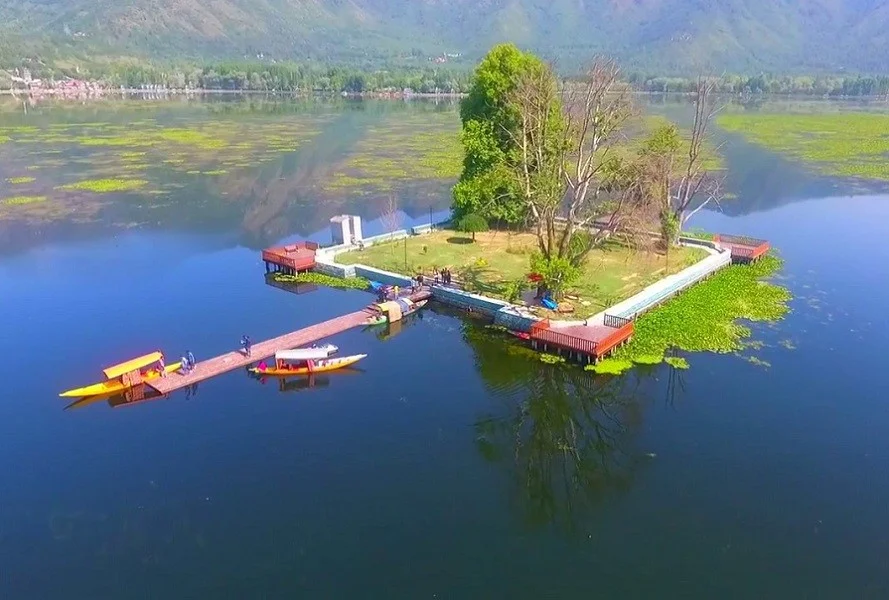 Char Chinar Srinagar